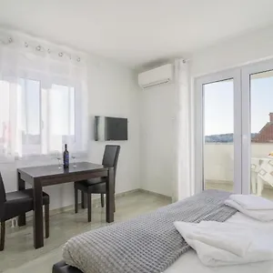 villa-andelo.hotels-in-trogir.com/